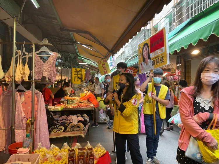 吳佩芸到南屯市場謝票。吳佩芸總部提供