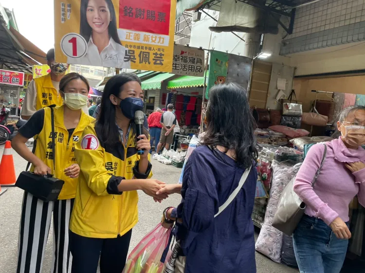 吳佩芸搶下時代力量六都唯一一席市議員，上午到南屯市場謝票。吳佩芸總部提供