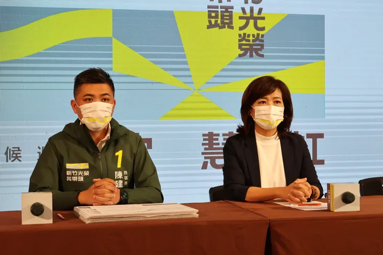 民進黨新竹市長候選人沈慧虹今天（3日）下午與競選團隊、律師陳永來召開記者會，針對高虹安「李姓助理」爭議提出2點疑問。黃羿馨攝