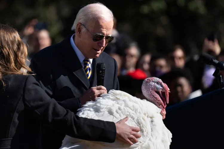 拜登寄語這隻火雞2024年再訪華府。美聯社