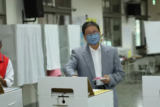 牽手沒來原因曝光!楊文科孤身回戶籍地投票 貼心叮嚀投票別忘防疫