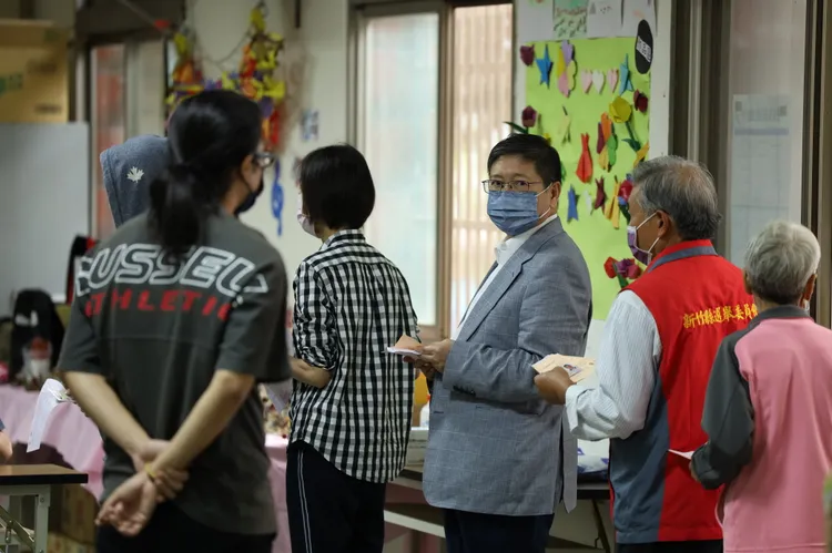 楊文科今隻身前往投票，並未偕同夫人甘秀美。新竹縣政府提供