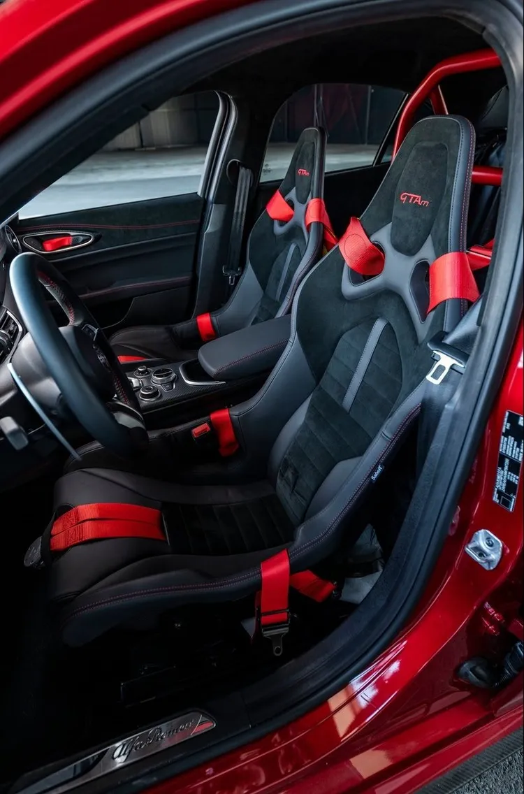 內在極度競技化取向，不僅拆除後座、還裝上防滾籠。原廠提供