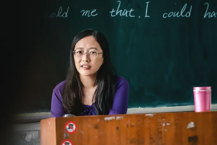 《火神的眼淚》導演蔡銀娟在《小藍》中客串演出英文老師。奇葩娛樂提供