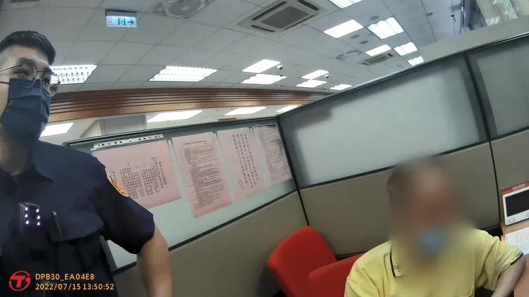 余男表示，接到檢察官電話，要把錢提出交付，不然帳戶會被凍結。警方提供