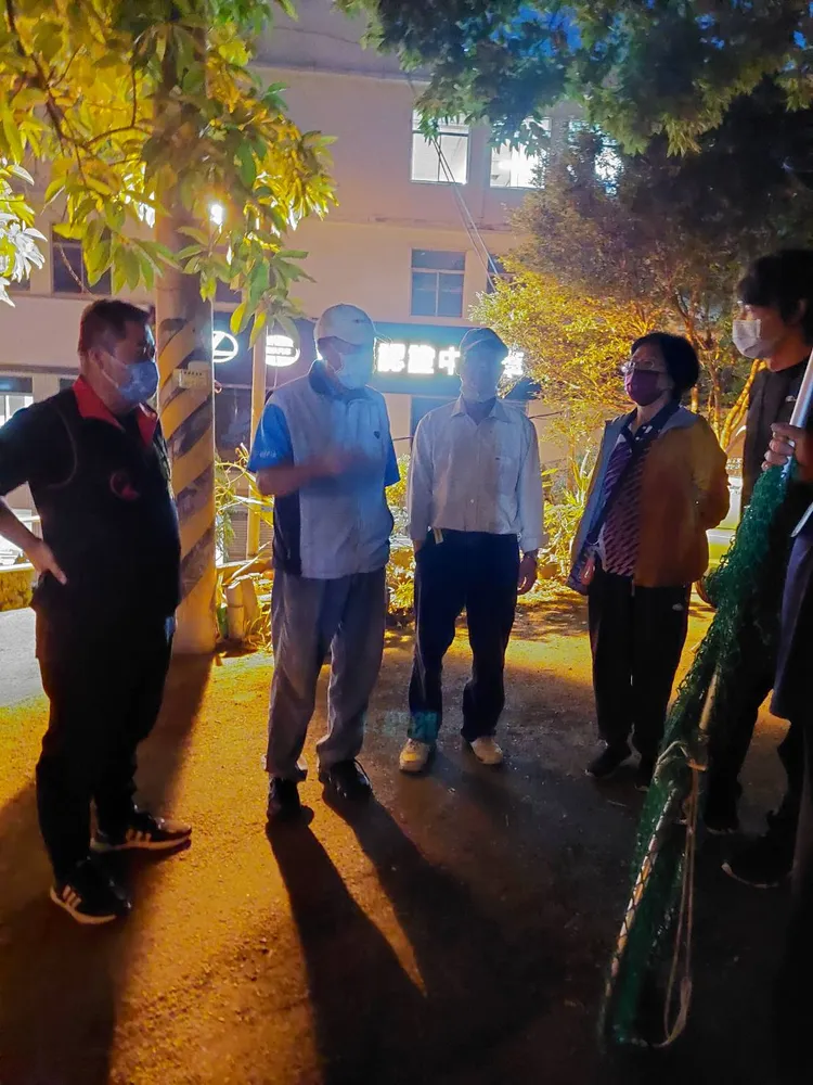 苗栗動防所人員昨至流浪狗咬傷人的陽明山莊一帶會勘。苗栗動防所提供