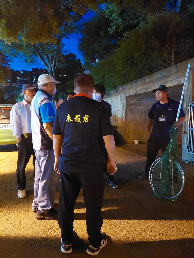 苗栗動防所人員提供地民眾捕犬網協助捕捉流浪狗。苗栗動防所提供