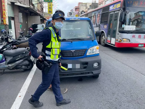 小貨車載送瓦斯桶突爆胎險象環生 大園警交管助解圍