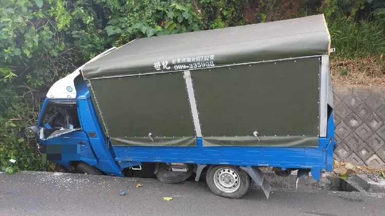 小貨車車頭陷落水溝中。大武分局提供