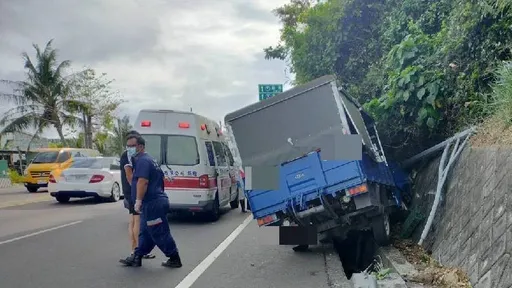 台東男疑疲勞駕駛自撞山壁 小貨車卡水溝動彈不得