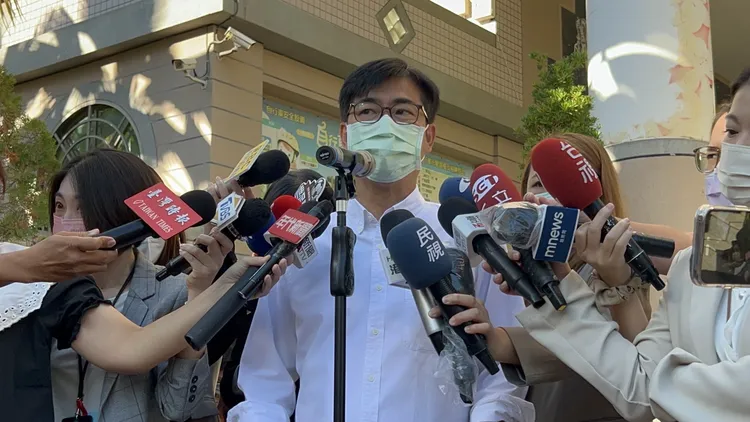 陳其邁一早投票，也呼籲市民早點投票。侯昌騰攝