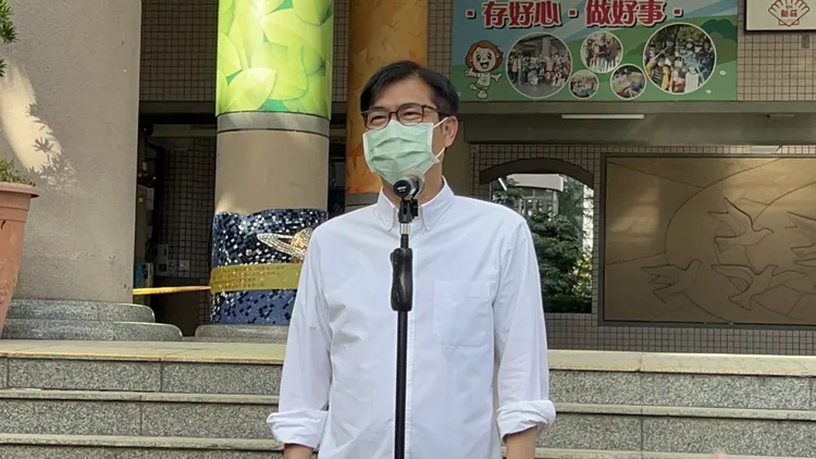 陳其邁建議市民早點投票，然後可以與家人出遊。侯昌騰攝