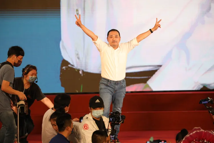 侯友宜邀請現場民眾一起跳波浪舞。陳明中攝