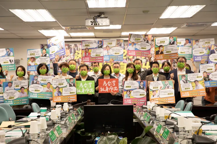 蔡英文跟與會的中執委們合影。民進黨提供