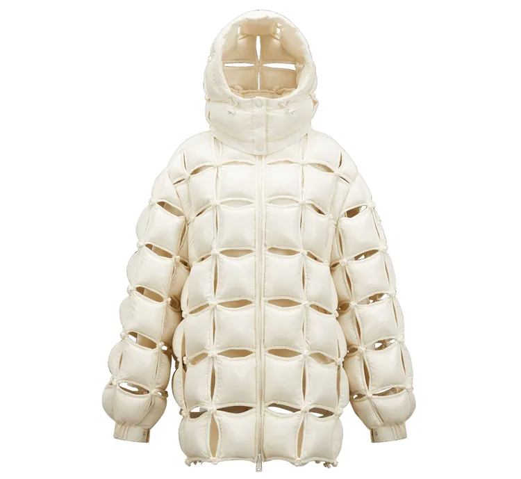 Pierpaolo Piccioli所創作的MONCLER Maya 70第６款聯名羽絨衣。品牌提供