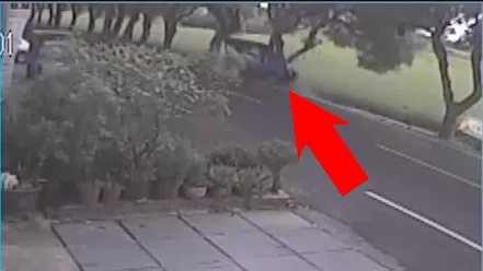 對面民宅監視器拍下整起自撞車禍發生經過。民眾提供