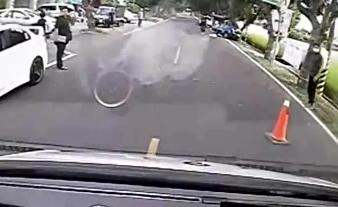 救護車獲報趕往車禍現場馳援，當時林翁仍受困車上。雲林消防局提供