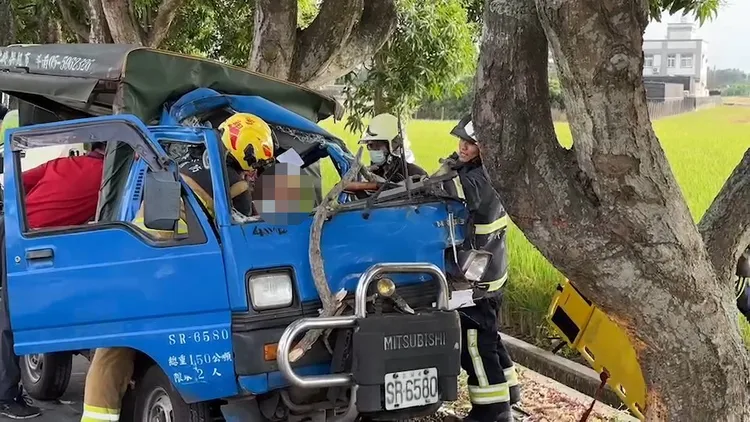 警消設法破壞嚴重扭曲變形的車體，將受困車上老農救出。民眾提供