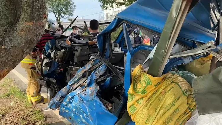 老農的小貨車猛撞路樹，車體扭曲變形毀損。民眾提供