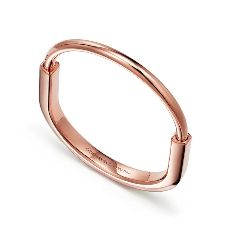 TIFFANY & Co.新款Tiffany Lock玫瑰金手環，明年1月才會在台灣上市，但Melody已經配搭上手，20萬1000元。品牌提供