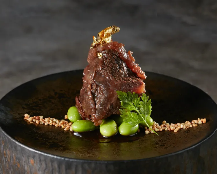 12/1-12/31消費並依規定打卡，即可獲得獺祭金箔和牛頰1份。業者提供