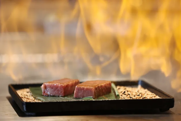 牛肉以薰香靜置法低溫熟成後，加XO點火增添香氣。翁玉信攝