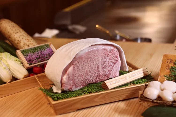 選用鹿兒島A5和牛、澳洲M9和牛、龍蝦、南非活鮑魚等頂級食材。翁玉信攝