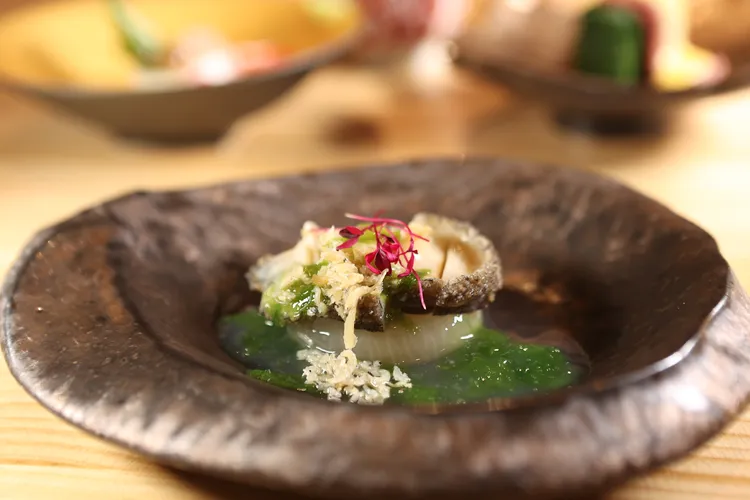 昆布酒蒸鮑魚。翁玉信攝