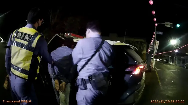 警方將范男帶回警局調查。讀者提供