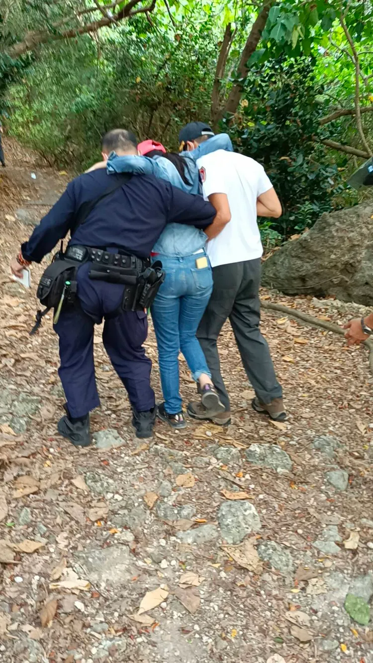 蔡婦（中）不慎在柴山秘境踩空跌倒，導致右腳踝擦挫傷。讀者提供