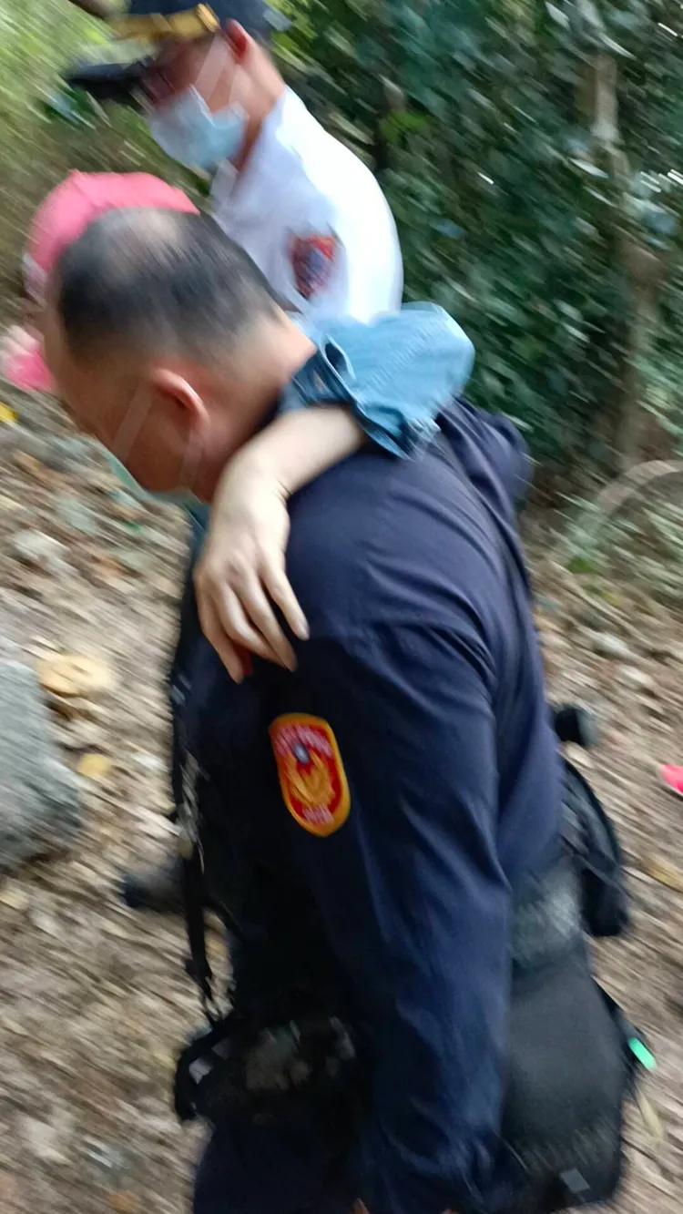 警員與蔡婦的丈夫合力將她攙扶走回路面，交由救護人員以救護車載往醫院治療。讀者提供