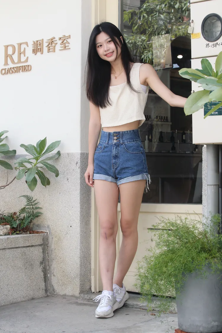 擺拍動作到位全靠自修而來。張喆喜攝