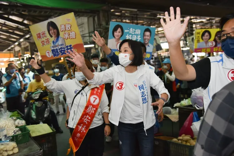 柯志恩表示，如果企業讓有12歲以下孩子婦女員工減少工時，可以給予額外優惠。柯辦提供