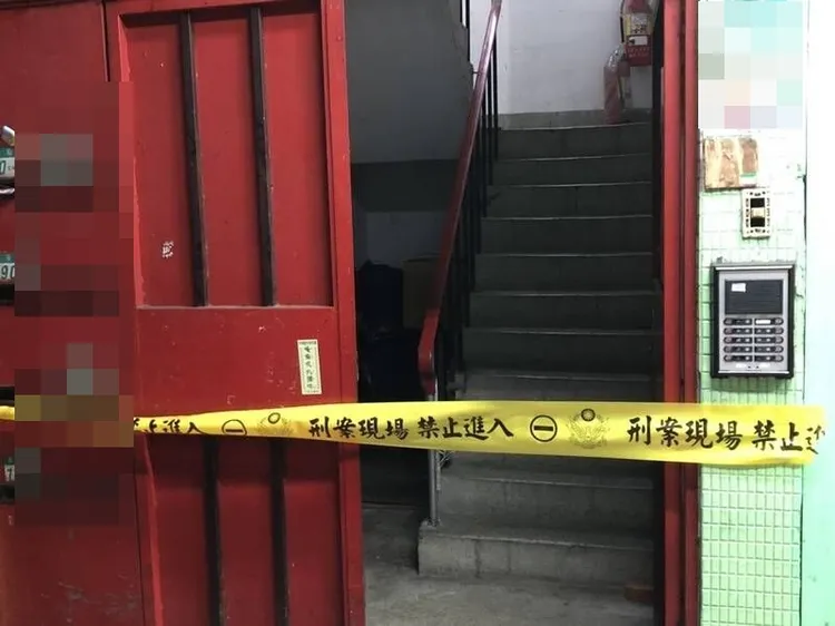 殺人取財事件曝光後，警方拉封鎖線調查。翻攝畫面