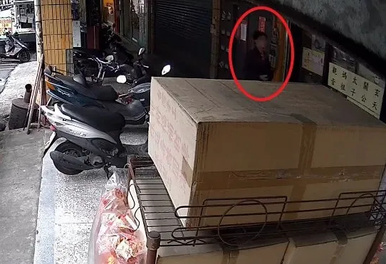 監視器拍下兇手李盈達出現公寓畫面。翻攝畫面