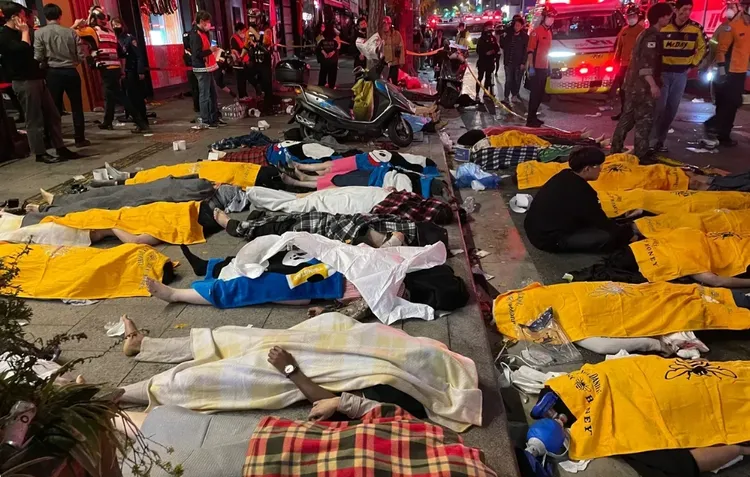 梨泰院慘案發生當下，遭踩踏死者，在現場只能先被蓋上布條，遮掩遺容。法新社