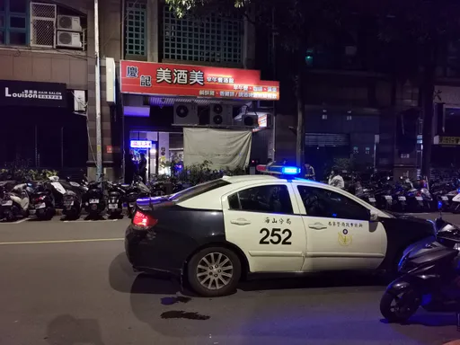 18歲男子餐酒館起口角遭項鍊刀刺傷　負傷逃往200公尺派出所求救