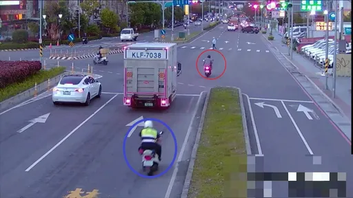 醉男騎車買水煎包遇臨檢 闖紅燈逆向逃被逮吞11張罰單