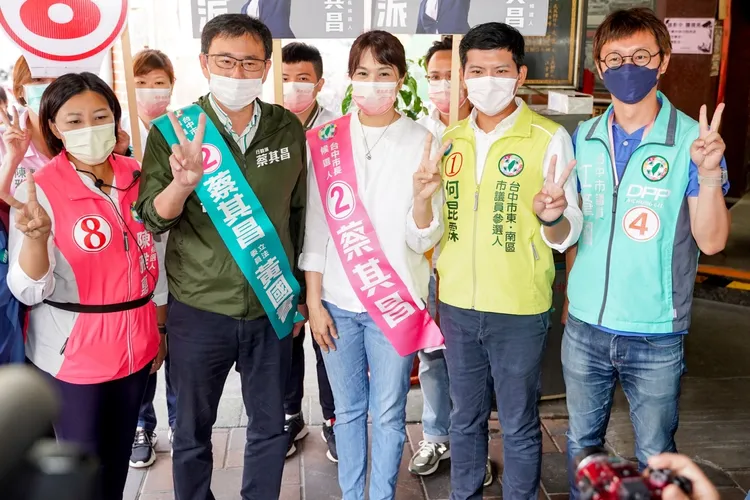 黃玉廷在立委黃國書、市議員鄭功進、江肇國，與候選人何昆霖、陳雅惠陪同下到建國市場，一起比出2號手勢。蔡其昌競總提供