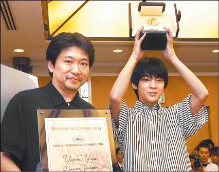 柳樂優彌（右）２００４年以《無人知曉的夏日清晨》成為史上最年輕的坎城影帝，推手就是是枝裕和。美聯社