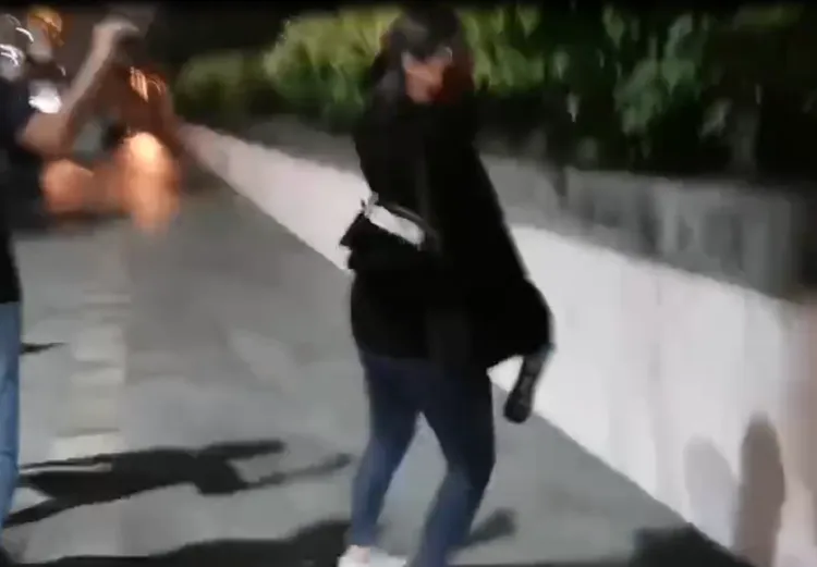 蔡女上個月接受檢察官複訊後，見到媒體緊跟，轉身快步離開。讀者提供