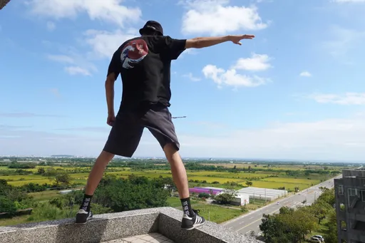 誠品松菸外牆驚見黑衣人1樓爬到14樓!跑酷達人被控侵入住宅 結局出爐