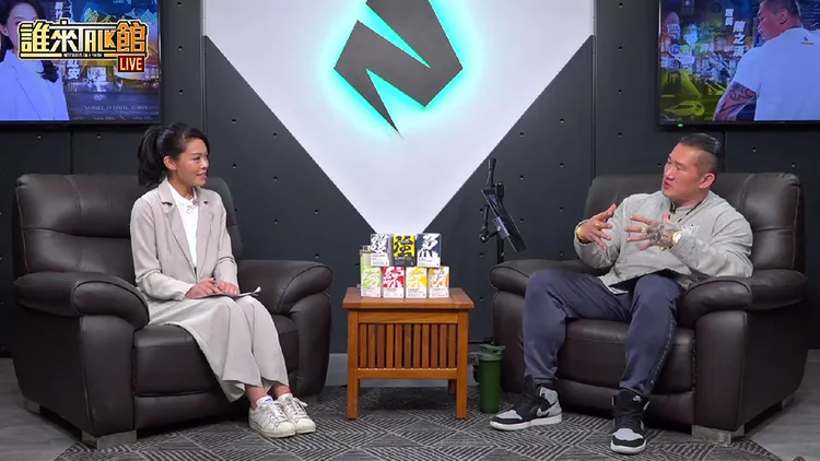 高虹安上館長直播接受專訪。翻攝自「館長惡名昭彰」YouTube