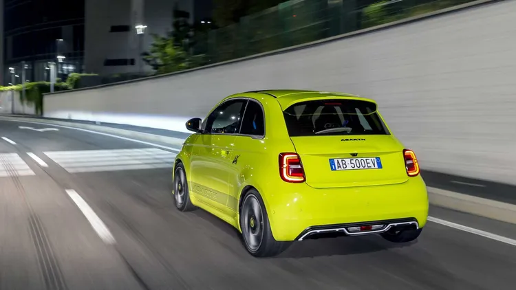 Abarth 500e雖然轉型成電能鋼砲，外在依舊可愛逗趣。原廠提供