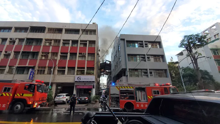 大批消防人員到場搶救。王勇超攝