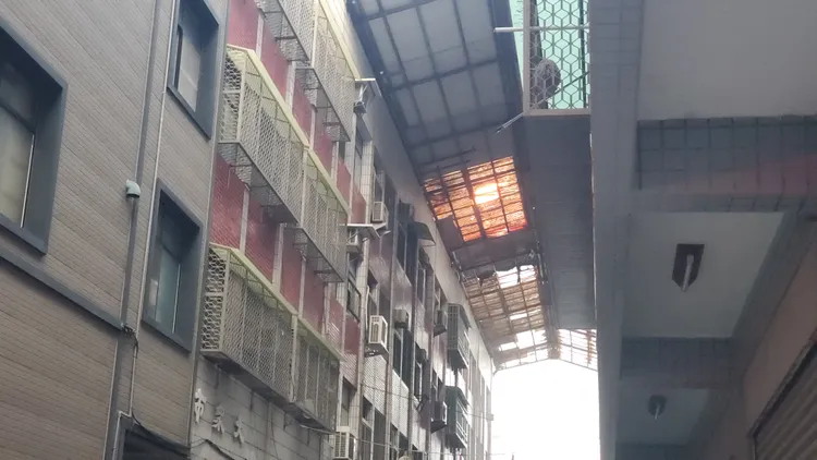 火焰延燒到巷弄上方的遮雨棚。王勇超攝