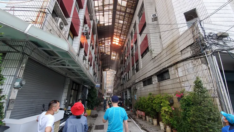 火勢延燒到遮雨棚，附近鄰居紛紛逃出。王勇超攝