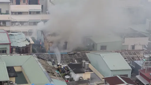 独家｜开票时间高雄透天厝顶楼起火　51勇消冒险灭火！居民合十祈祷