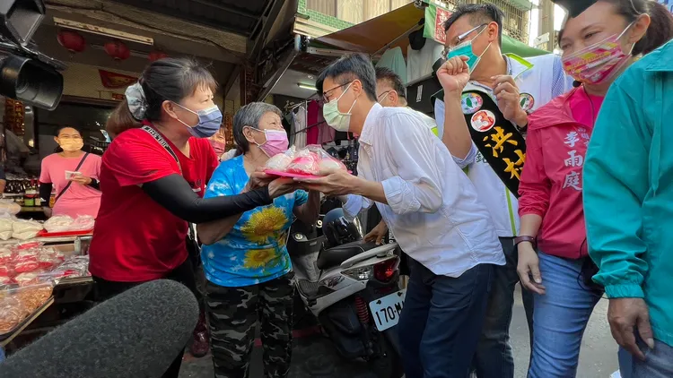 陳其邁14日起啟動車掃，拉抬各選區推出的非現任議員候選人，力拼議會過半。陳辦提供