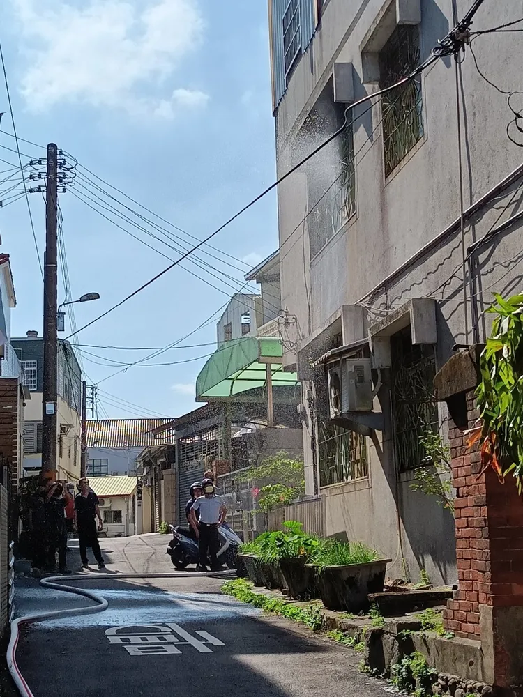 透天厝2樓竄出火煙，救災人員抵達後，約10分鐘即撲滅火勢。民眾提供